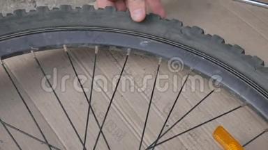 自行车修理工或修理工修理轮胎自行车. 双手合拢，自行车轮胎爆胎.